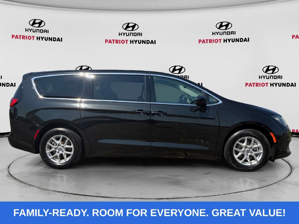 Used 2023 Chrysler Voyager LX FWD image 2