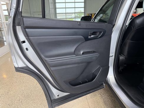 Used 2022 Toyota Highlander XLE AWD/4WD image 30