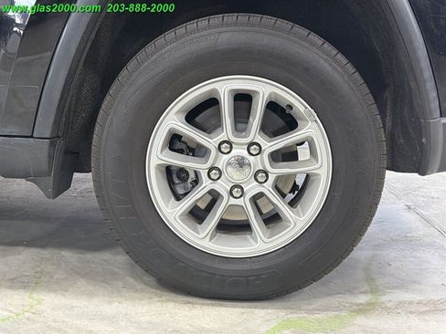 Used 2018 Jeep Grand Cherokee Laredo AWD/4WD image 16
