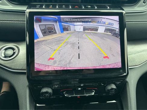 Used 2023 Jeep Grand Cherokee Limited image 23