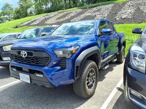 Used 2024 Toyota Tacoma TRD Off-Road w/ TRD Off Road Premium Package AWD/4WD image 6