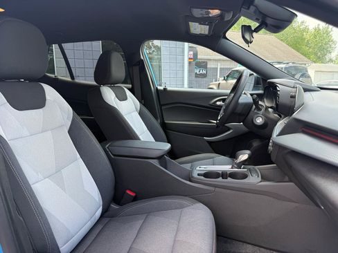 Used 2025 Chevrolet Trax RS FWD image 11