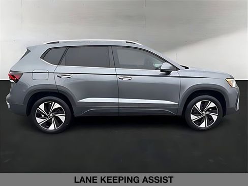 Used 2025 Volkswagen Taos SE w/ Panoramic Sunroof Package AWD/4WD image 3
