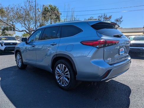 Used 2021 Toyota Highlander Platinum image 6