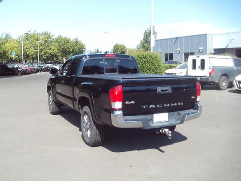 Used 2017 Toyota Tacoma SR5 w/ Tow Package AWD/4WD image 3