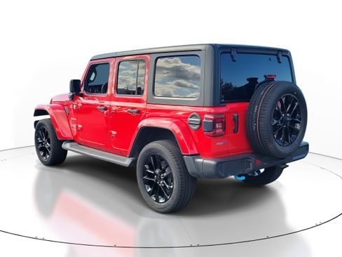 Used 2022 Jeep Wrangler Unlimited Sahara w/ Cold Weather Group image 4