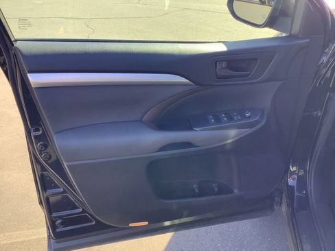 Used 2018 Toyota Highlander LE FWD image 9