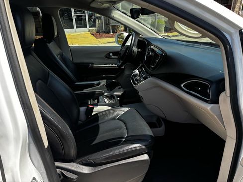 Used 2018 Chrysler Pacifica Touring-L FWD image 25