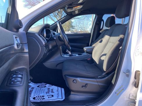 Used 2020 Jeep Grand Cherokee Laredo image 13