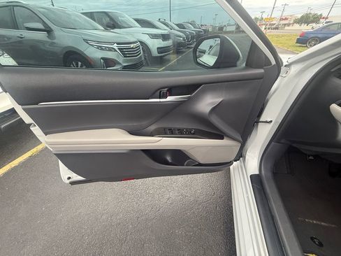 Used 2023 Toyota Camry SE image 11