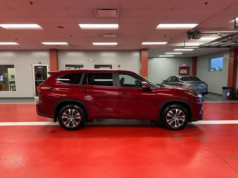 Used 2023 Toyota Highlander XLE AWD/4WD image 3