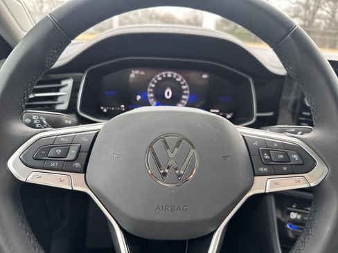 Certified 2025 Volkswagen Jetta SE w/ Sunroof Package image 10