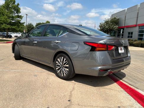 Used 2025 Nissan Altima 2.5 SV FWD image 8