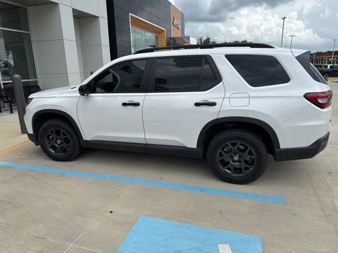 Used 2025 Honda Pilot TrailSport image 4