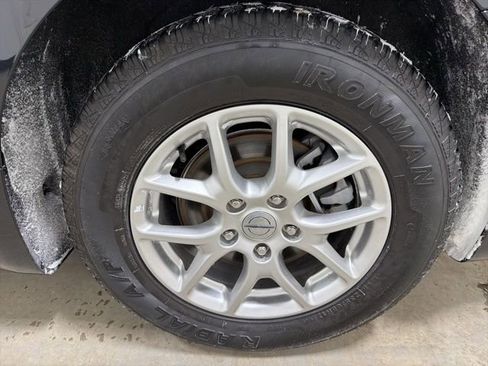 Used 2025 Chrysler Pacifica Select image 8