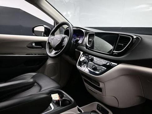 Certified 2024 Chrysler Pacifica Touring-L FWD image 14