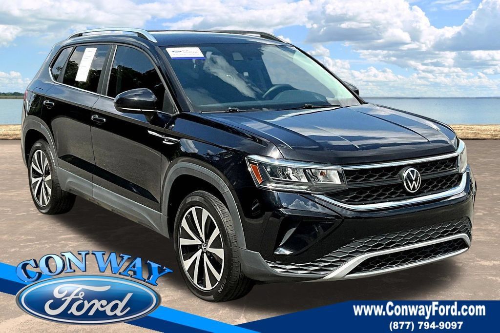 Used 2022 Volkswagen Taos SE FWD image 1
