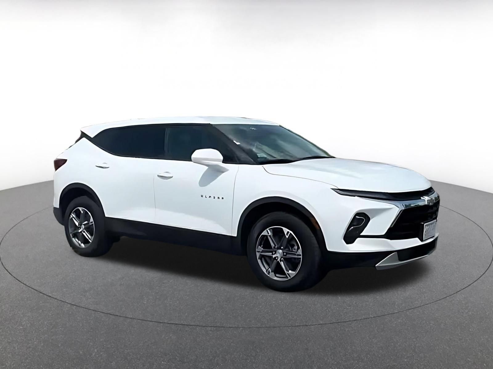 Used 2026 Chevrolet Blazer LT AWD/4WD image 2