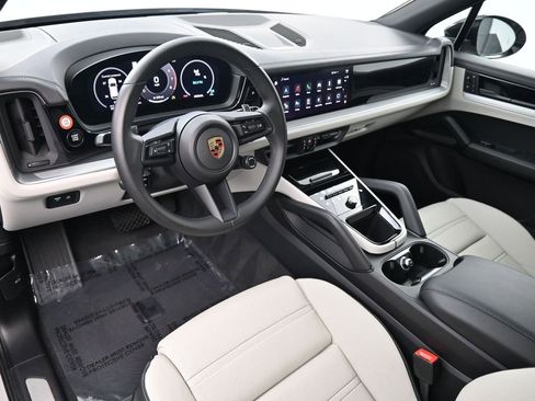 Certified 2024 Porsche Cayenne image 4