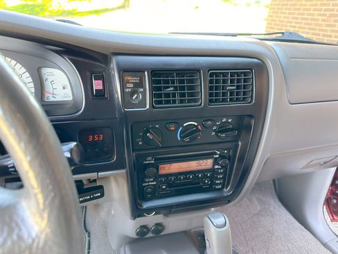 Used 2004 Toyota Tacoma 4x4 Xtracab w/ SR5 Pkg image 18