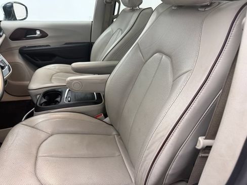 Used 2020 Chrysler Pacifica Limited FWD image 27