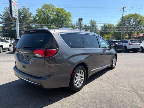 Used 2020 Chrysler Pacifica Touring-L image 8