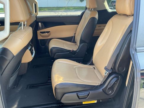 Used 2022 Kia Carnival EX FWD image 11