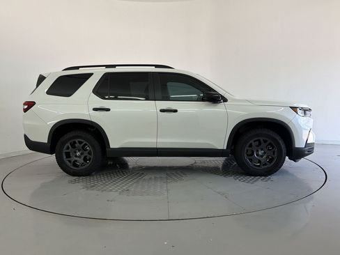Used 2025 Honda Pilot TrailSport image 8