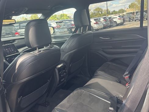 Used 2024 Jeep Grand Cherokee L Laredo image 7