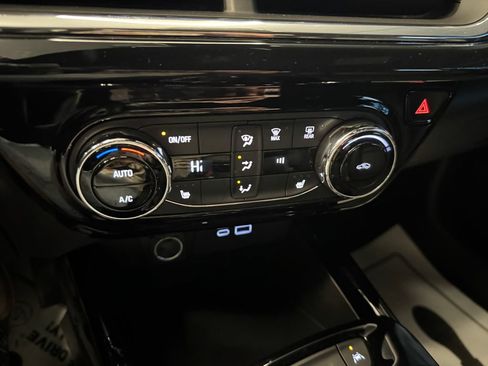 Used 2025 Chevrolet Trax RS FWD image 15