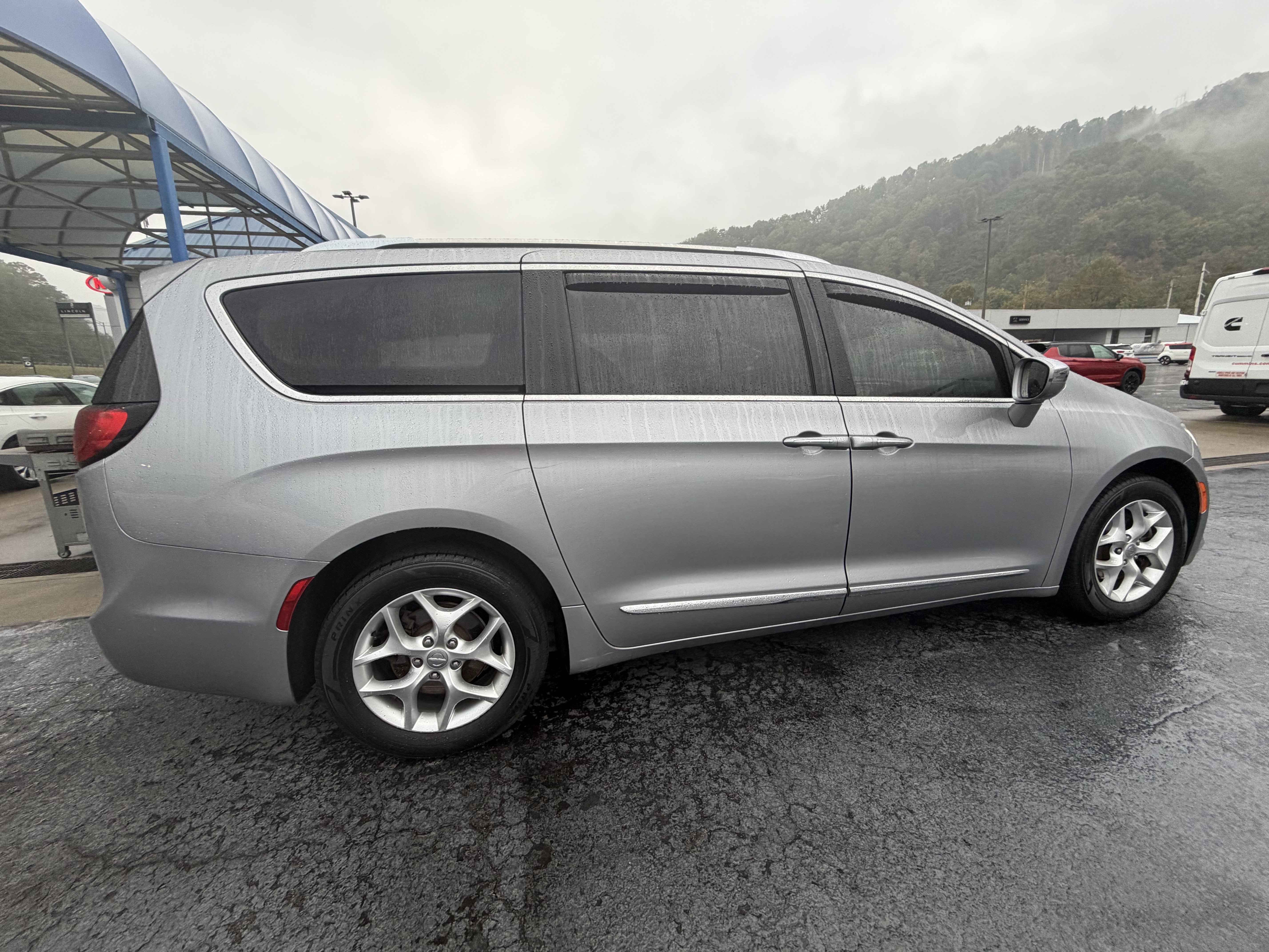 Used 2020 Chrysler Pacifica Limited FWD image 8