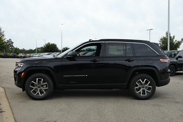 New 2027 Jeep Grand Cherokee Laredo X RWD image 9