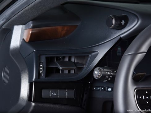 Used 2024 Lexus ES 300h w/ Premium Package image 36