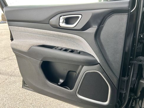 Used 2024 Jeep Compass Latitude image 18