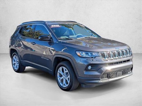 Used 2024 Jeep Compass Latitude image 3