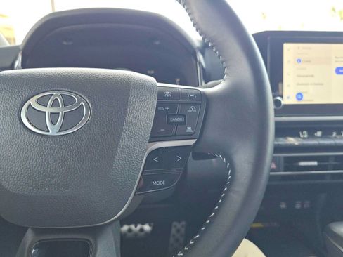 Used 2025 Toyota Camry SE FWD image 30