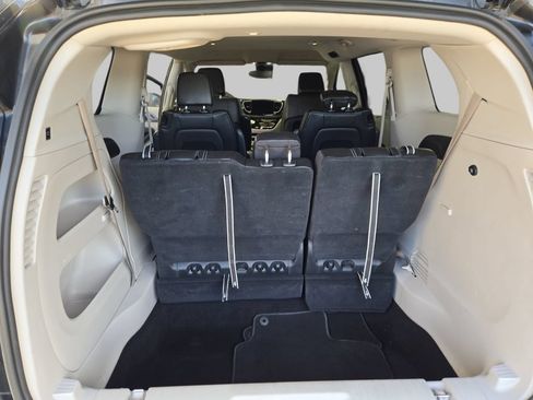 Used 2024 Chrysler Pacifica Touring-L FWD image 16