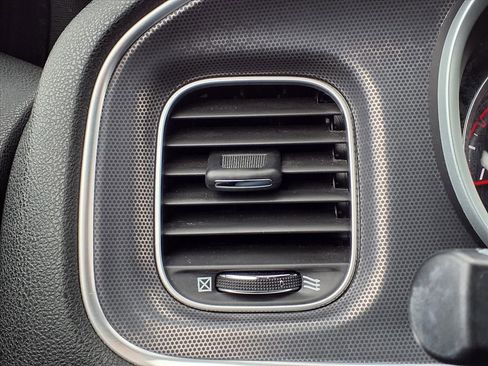 Used 2017 Dodge Charger SXT image 28