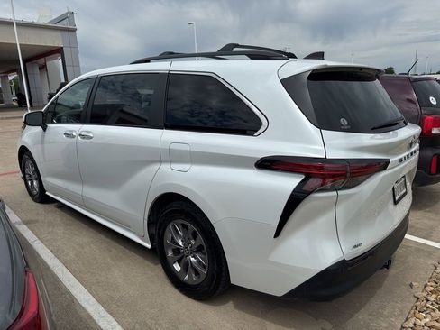 Used 2022 Toyota Sienna XLE AWD/4WD image 4
