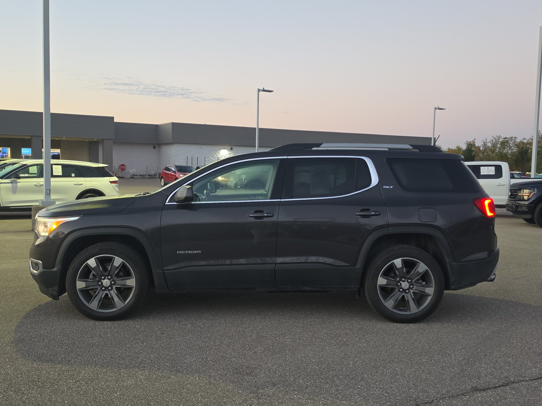 Used 2017 GMC Acadia SLT AWD/4WD image 4