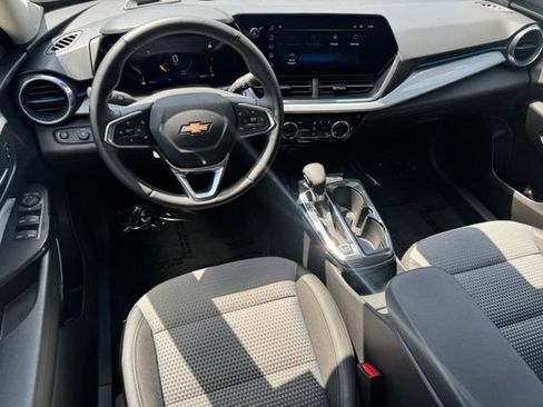 Certified 2025 Chevrolet Trax LT w/ LT Convenience Package FWD image 10