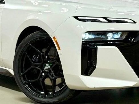 Used 2024 BMW 760i xDrive w/ Premium Package image 12