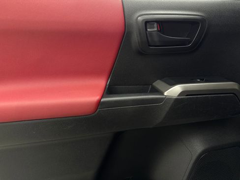 Used 2022 Toyota Tacoma SR5 RWD image 39
