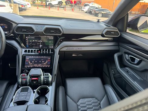 Used 2022 Lamborghini Urus AWD/4WD image 37
