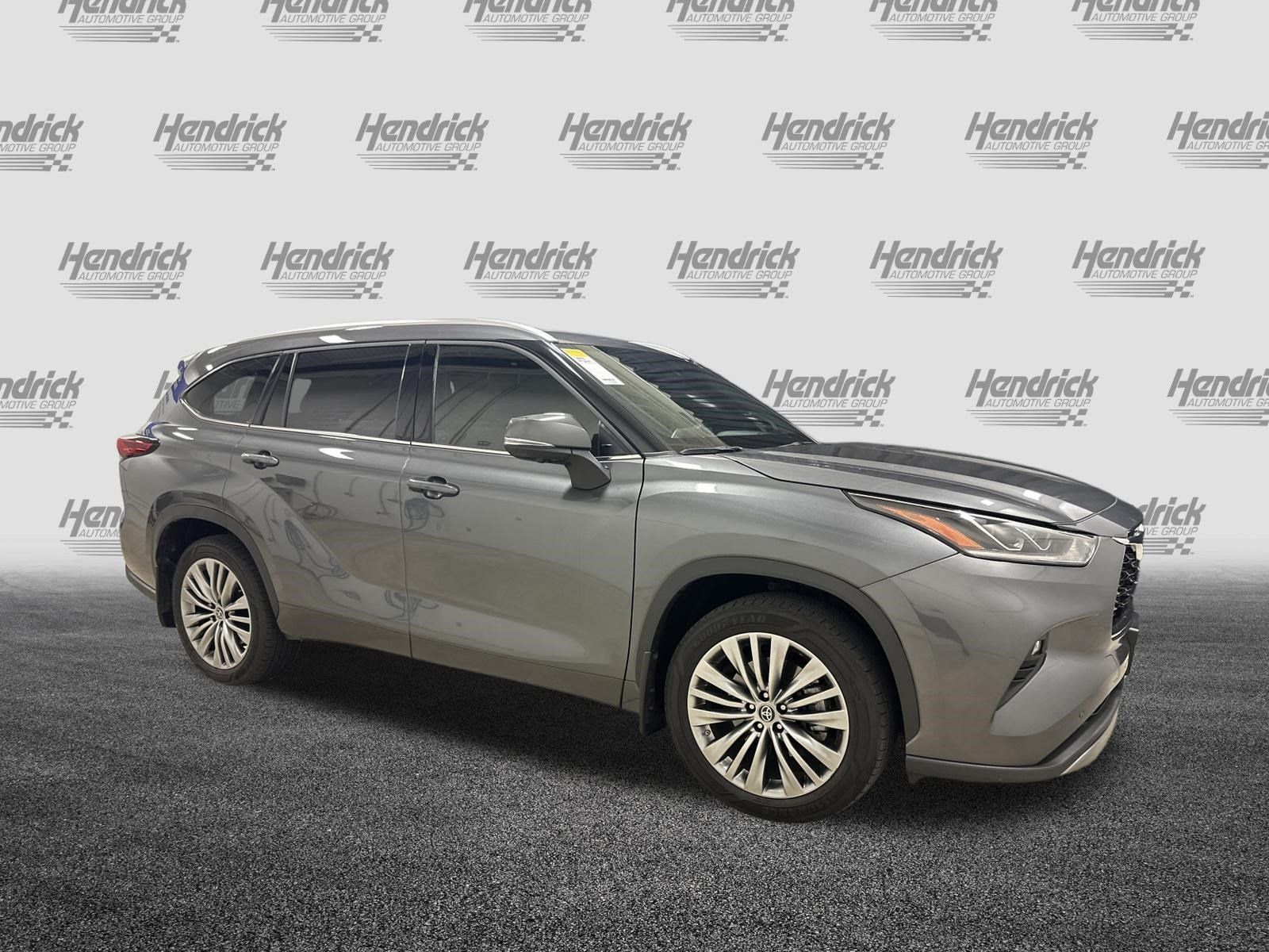Used 2023 Toyota Highlander Platinum AWD/4WD image 2