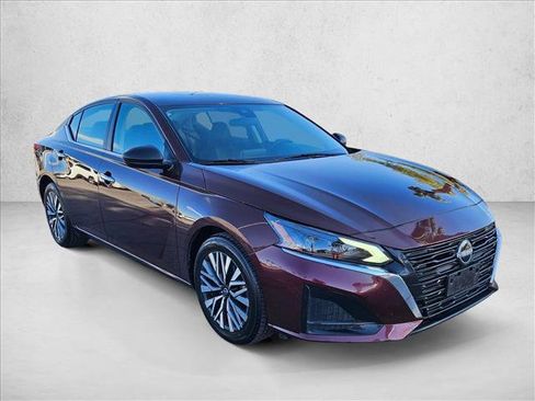 Used 2024 Nissan Altima 2.5 SV FWD image 3