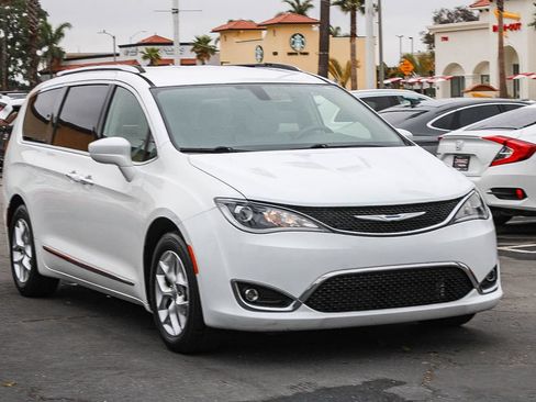 Used 2018 Chrysler Pacifica Touring-L w/ Tire & Wheel Group FWD image 3