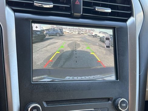 Used 2017 Ford Fusion SE w/ Fusion SE Technology Package image 19