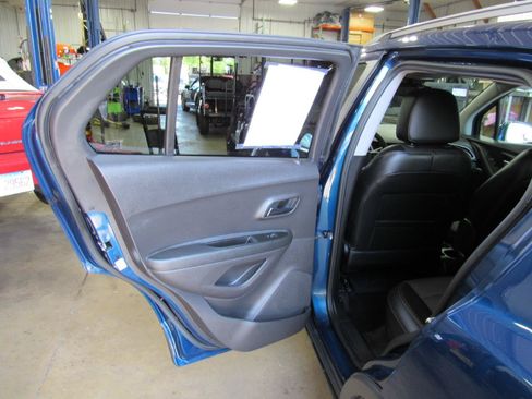 Used 2020 Chevrolet Trax LT w/ LT Convenience Package AWD/4WD image 25