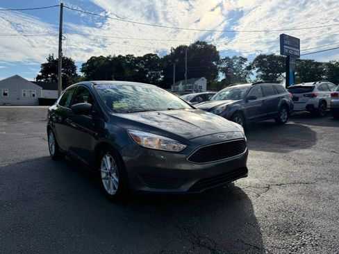 Used 2018 Ford Focus SE FWD image 1